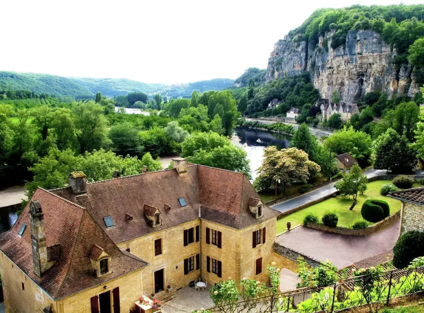 Hilltop Cottage With Pool