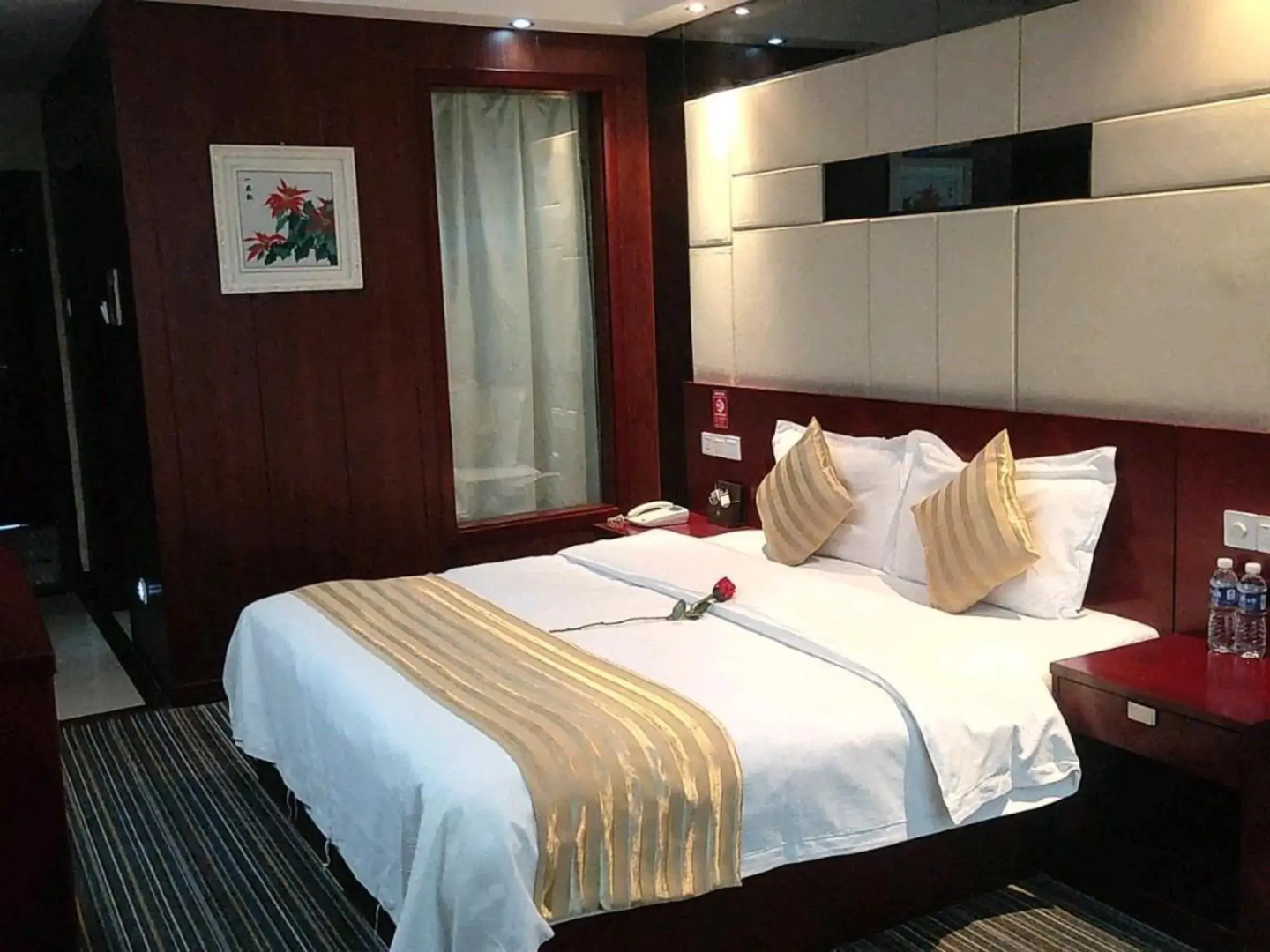 Qingyang Hongde Hotel (City People's Hospital Dongfang Lijingmao)