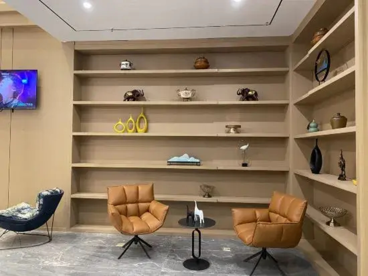 Garze Chin lives in a hotel