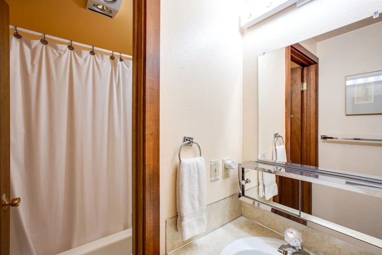 85sw - Fireplace - Washer/dryer - Dishwasher - Sleeps 4 2 Bedroom Home by RedAwning