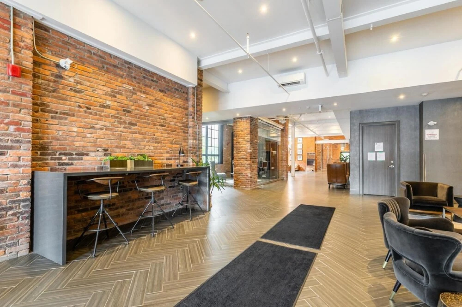 2BR 2storey Loft Free Parking Gym