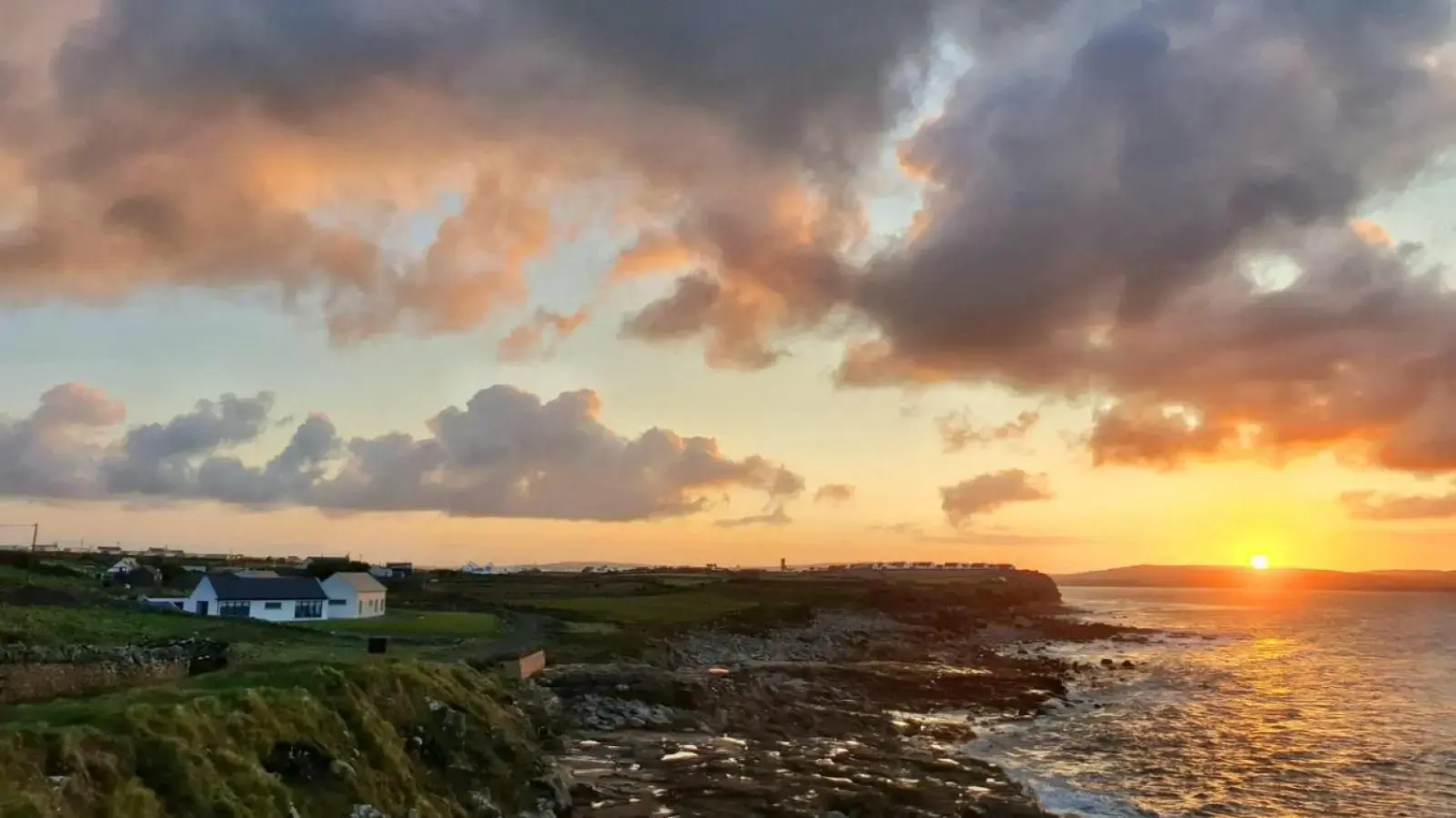 Spectacular ocean views & minutes to Cliffs- Clahane Shore Lodge
