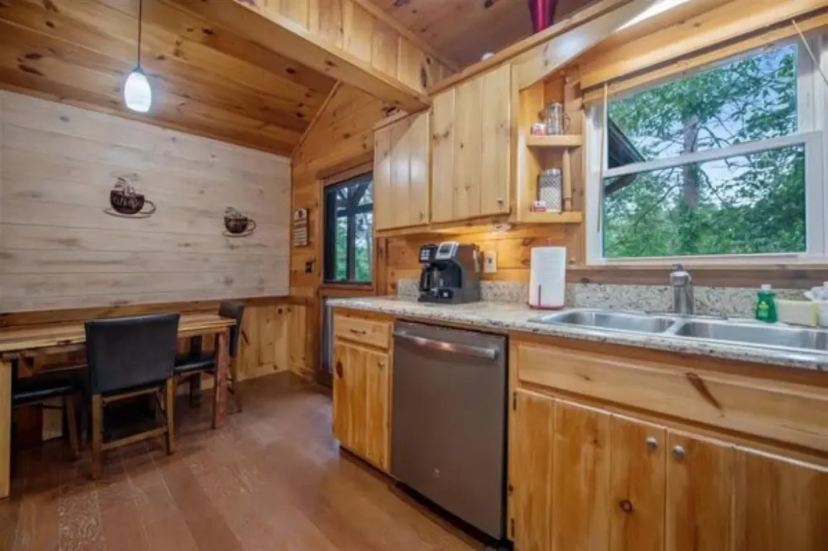 Ricks Retreat Charming Log Cabin Firepit Ping Pong hot tub Close to Blue Ridge