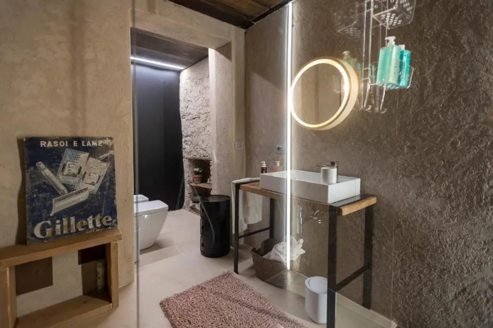 ROSTAGNI 1834 apt in villa with pool in the Barolo region