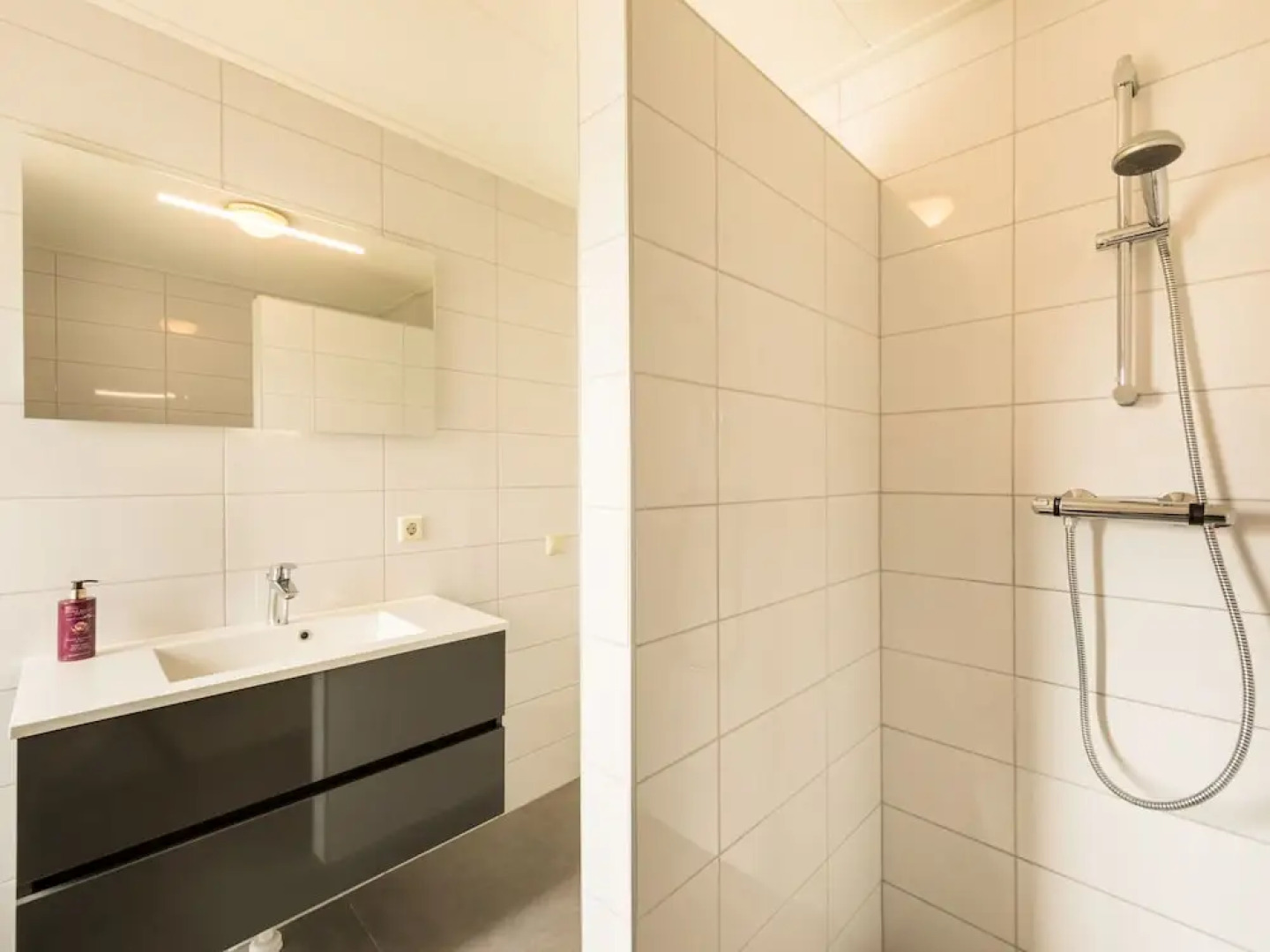 Restyled villa with soundbar 500m. from the beach