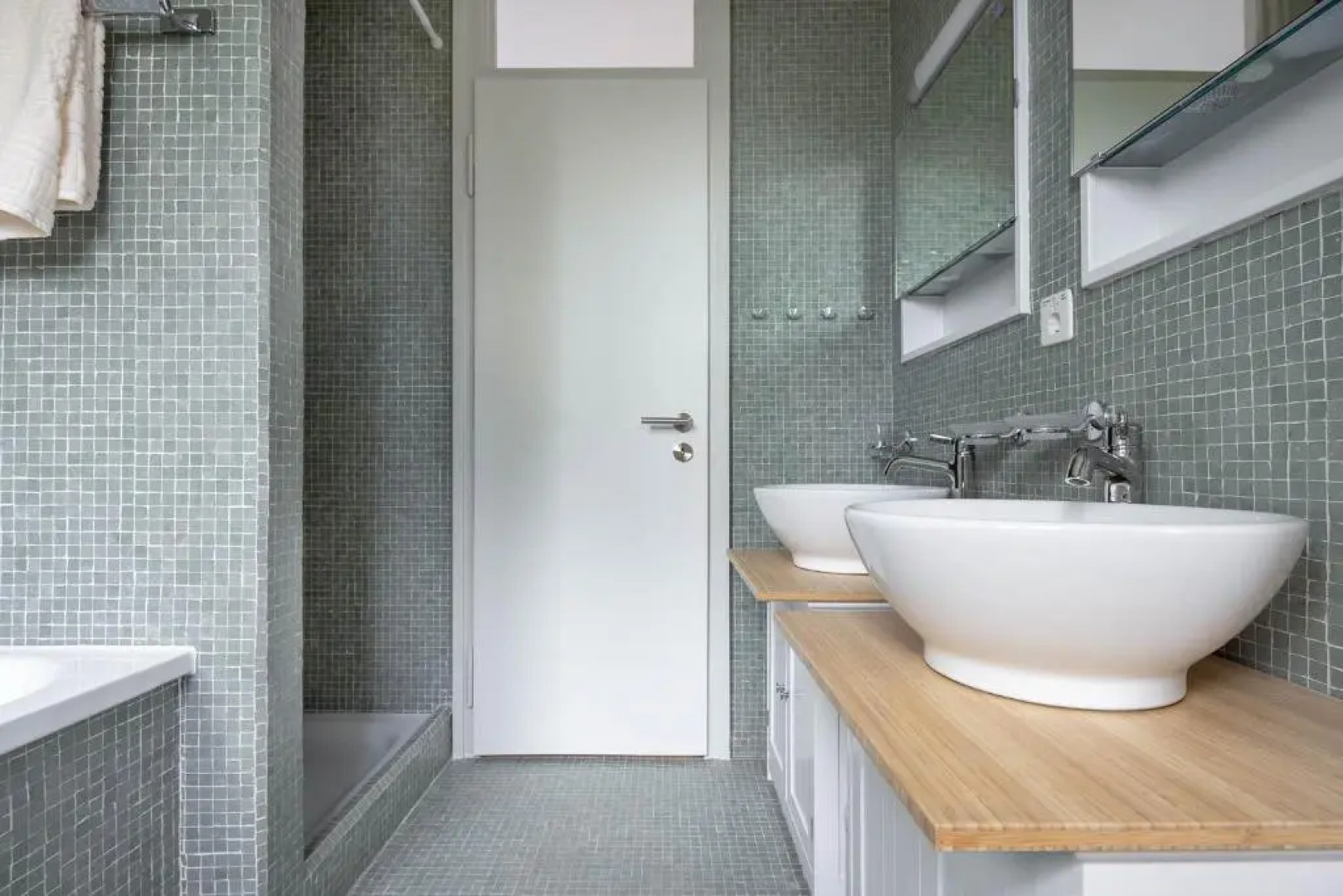 Luxury Apartment With Terrace and Garden Free Parking Smart TV etc