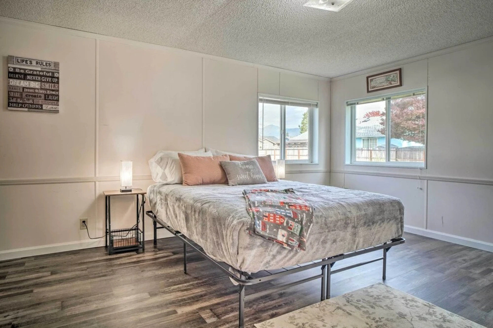 Charming Grants Pass Home w/ Large Backyard!