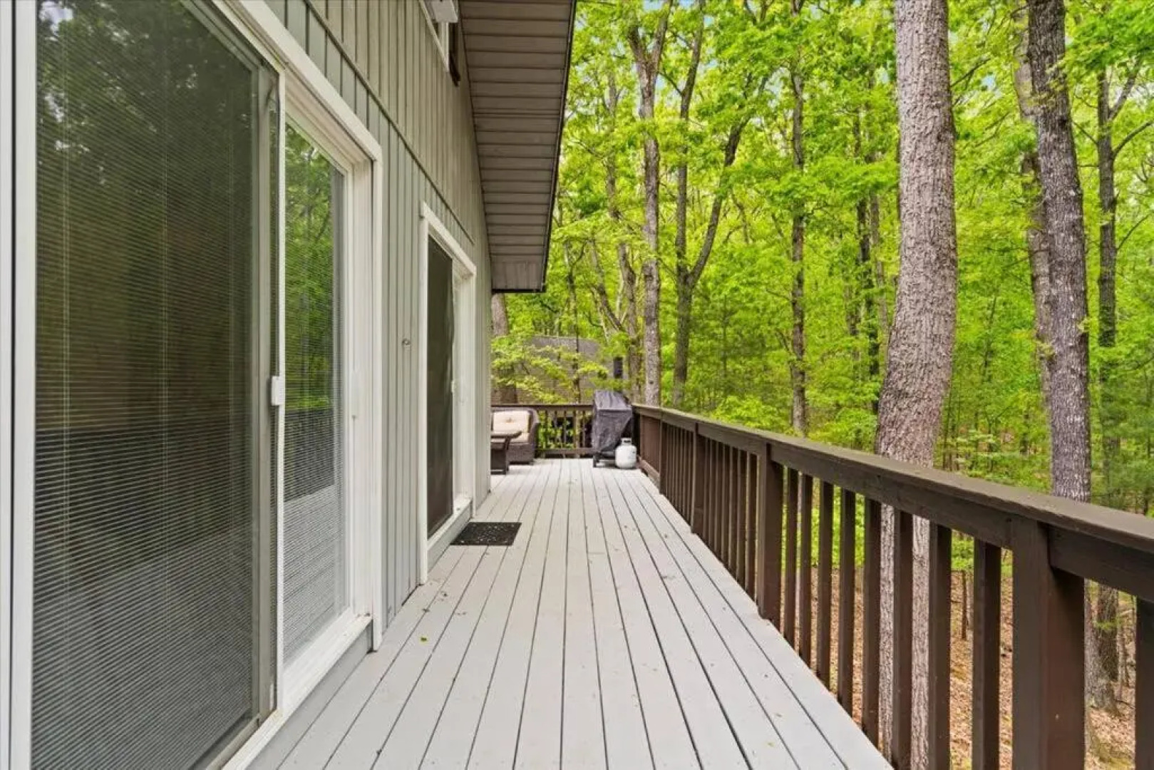 The Gingerbread House: 4 BR chalet, w/ Sunroom/Deck, sleeps 12, modern amenities