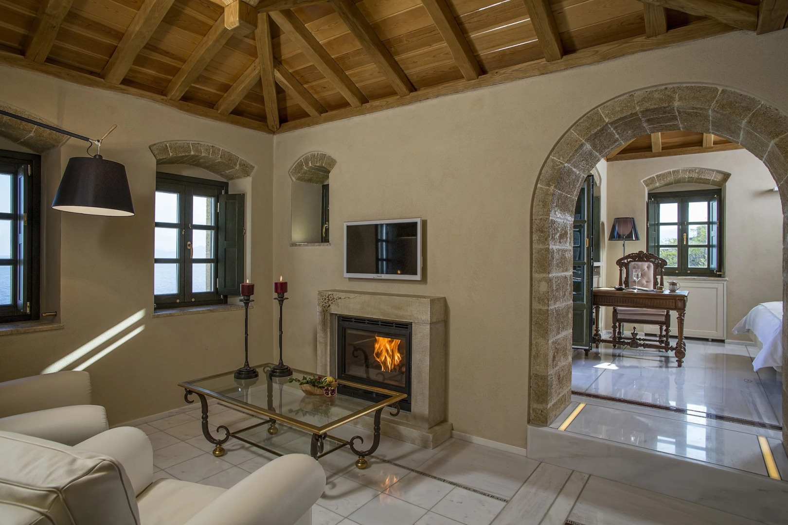 Moni Emvasis Luxury Suites