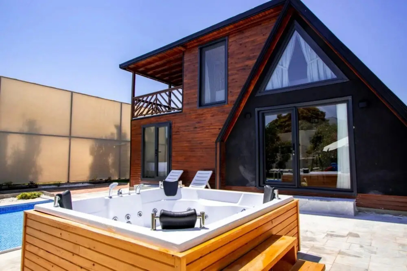 Villa With Pool Jacuzzi and Backyard in Inlice