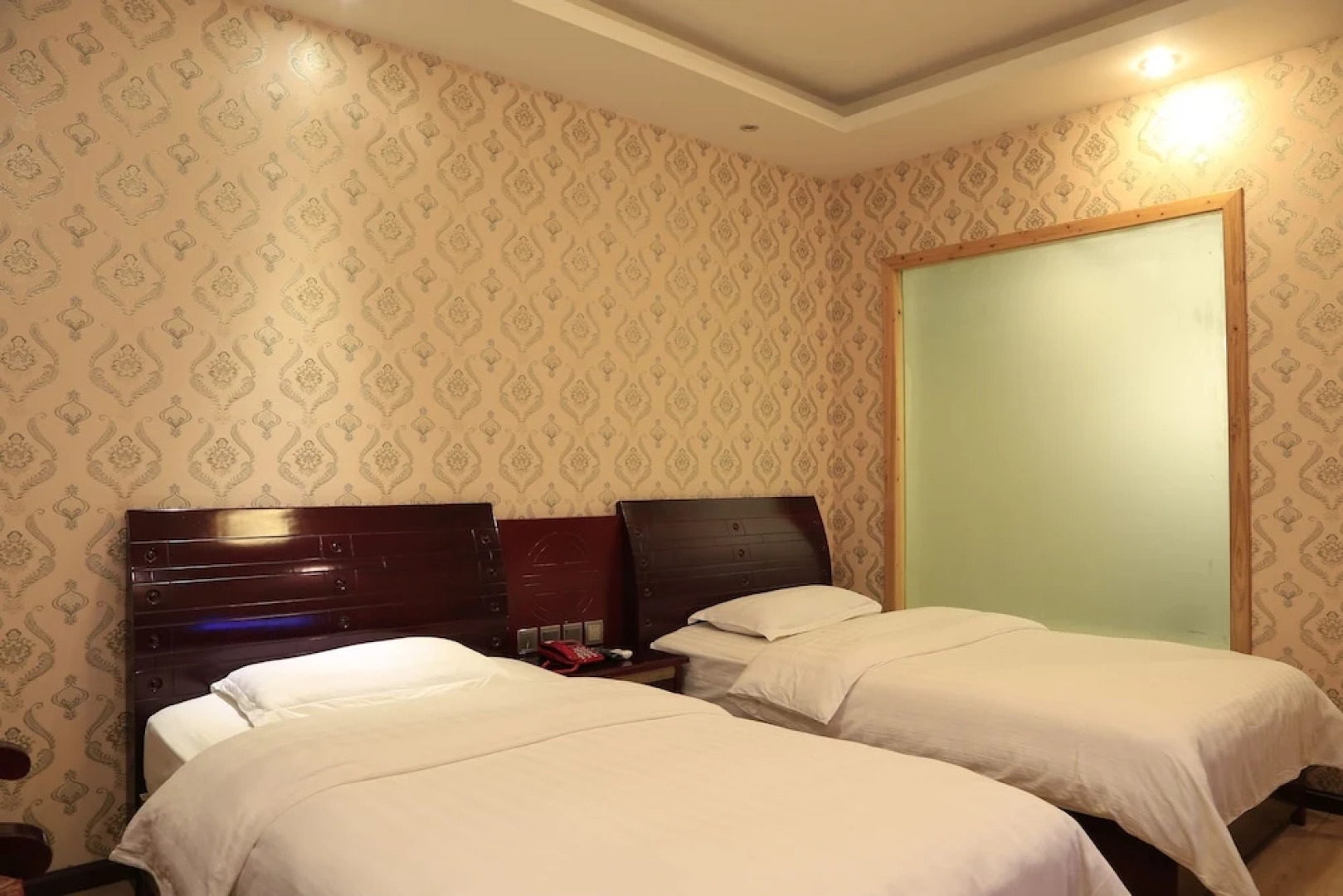 Mount Emei Moon Bay Hotel