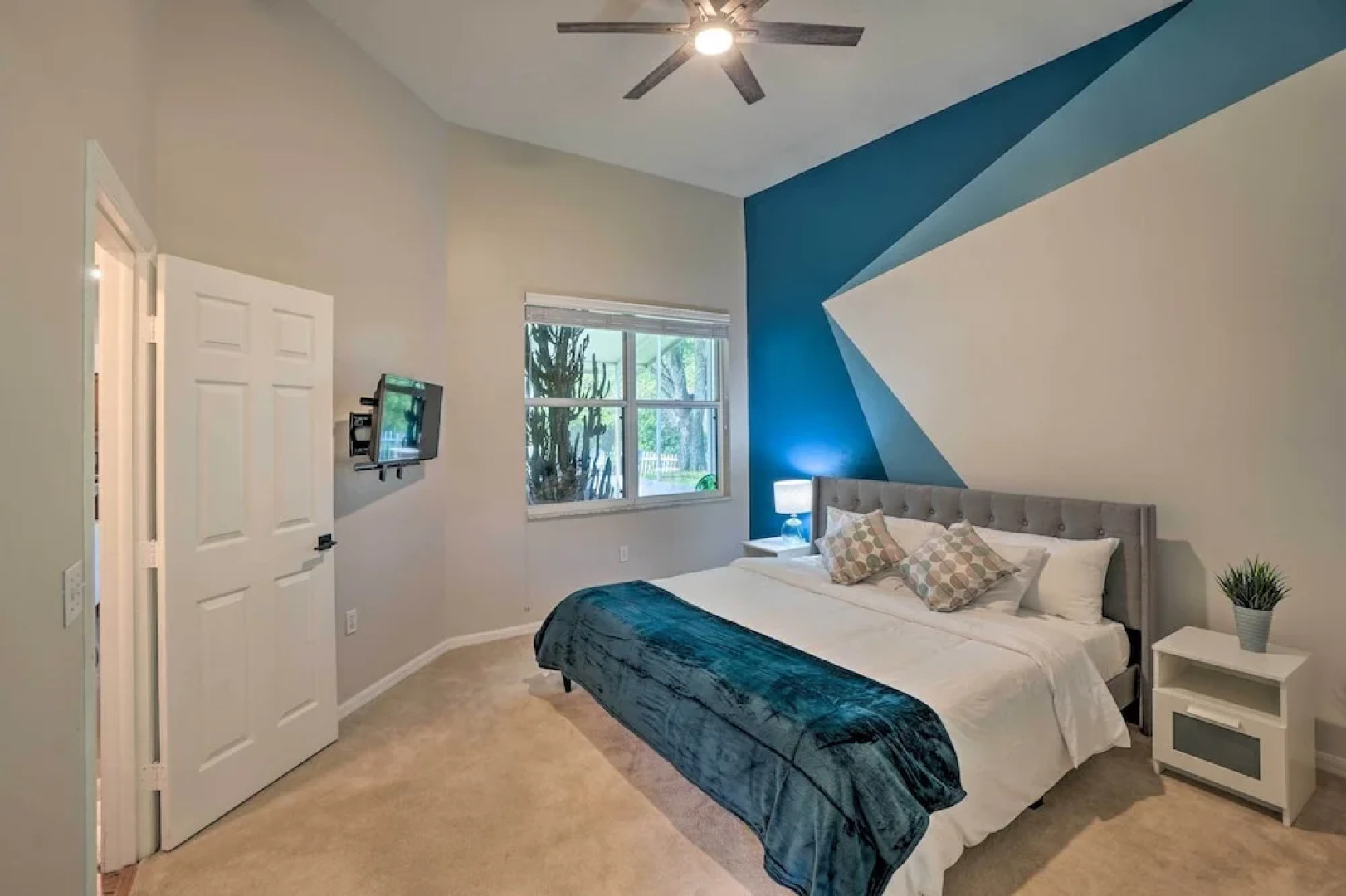 Sunny Brandon Getaway w/ Fire Pit!