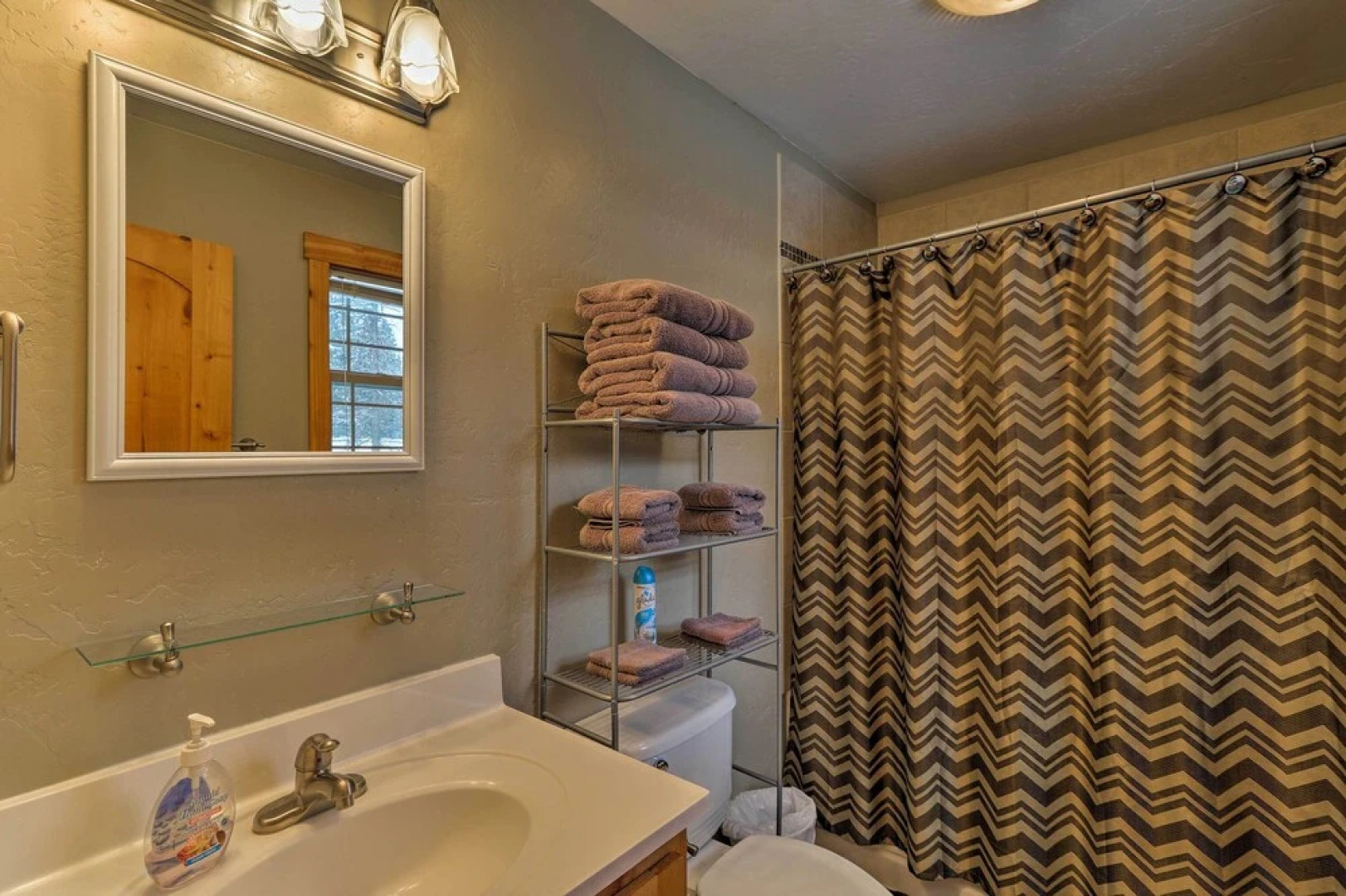 Hungry Horse Cabin: Deck, Fire Pit, Near Glacier!