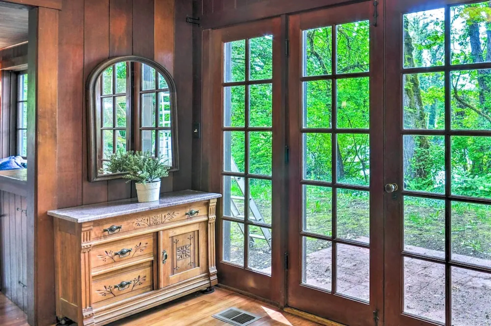 Peaceful + Elegant Cottage w/ Riverside View