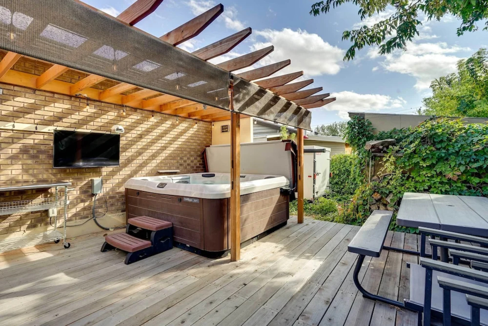 Updated Ranch Apartment w/ Deck - 9 Mi to Downtown