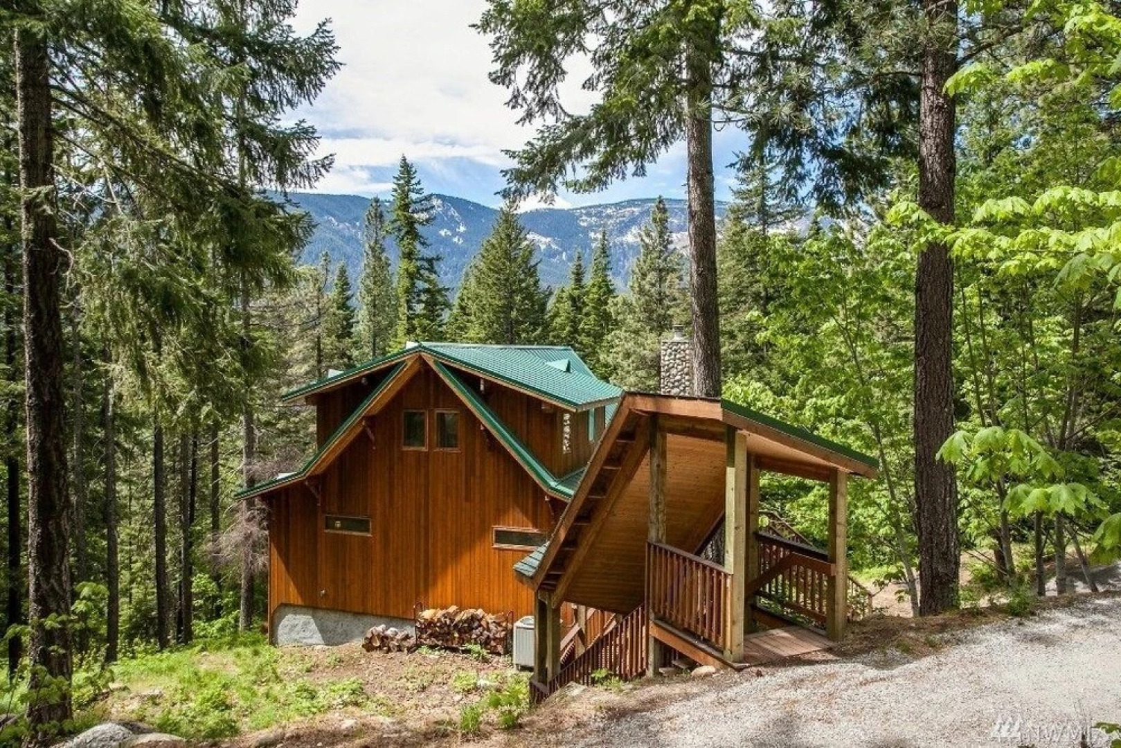 Timber View Lodge - Three Bedroom Home with Hot Tub