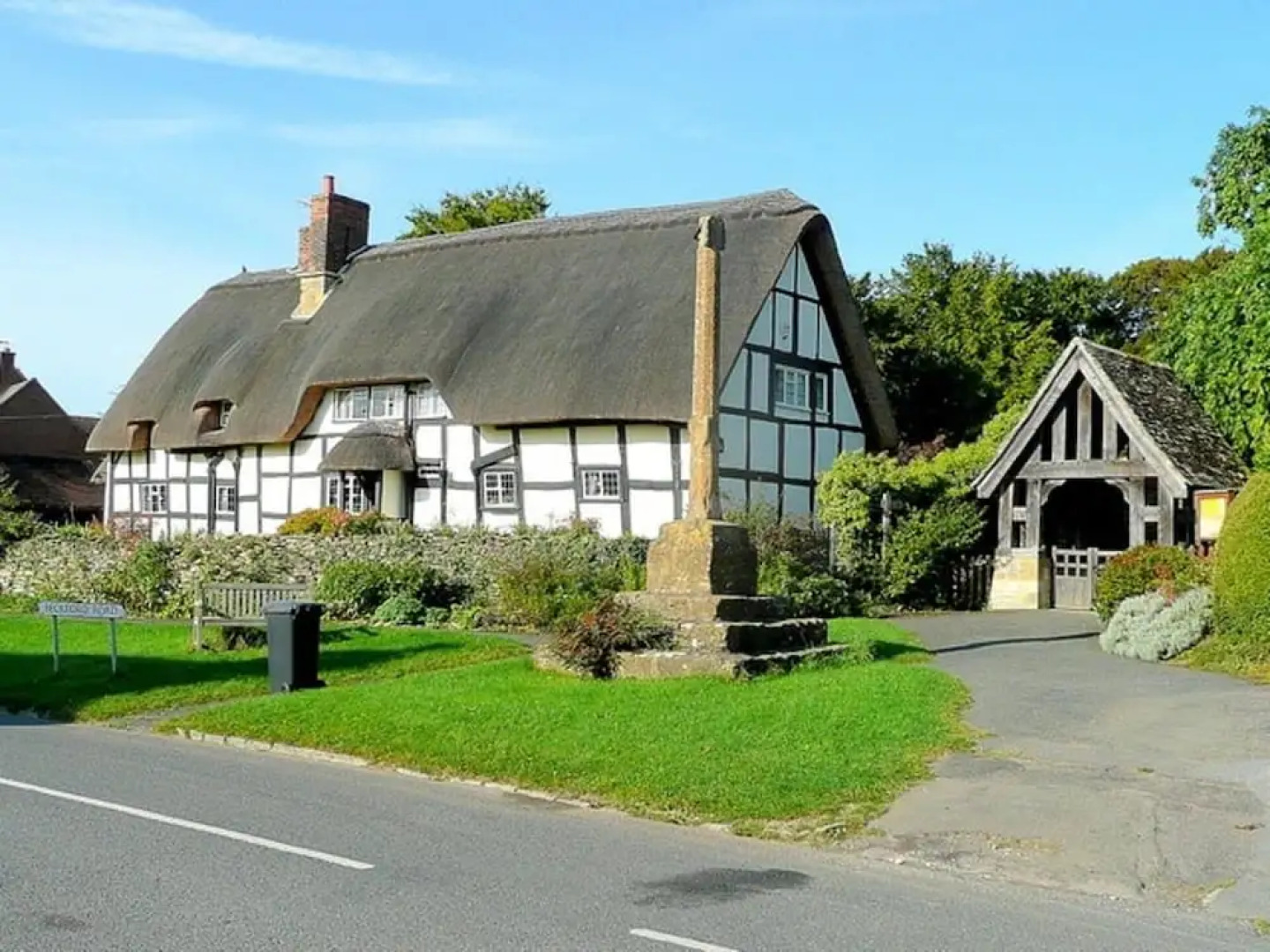Inviting 2-bedroom Cabin in Ashton Under Hill