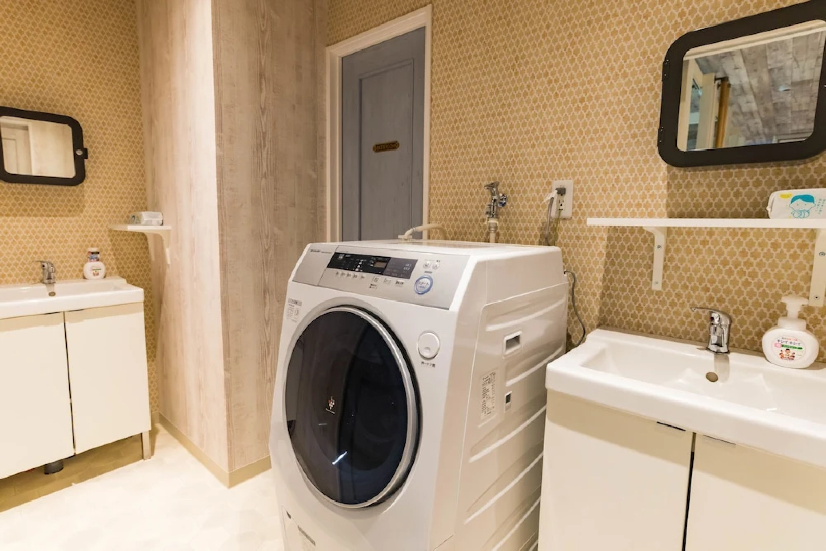 Guesthouse Akashi Hikaria - Hostel