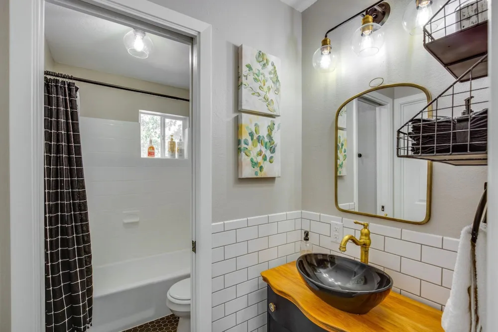 Charming Granbury Cottage Retreat w/ Private Patio
