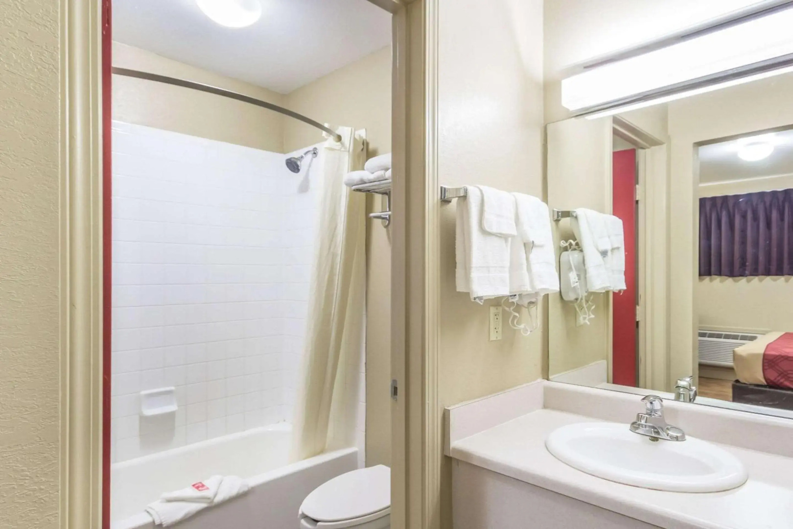 Econolodge Inn & Suites