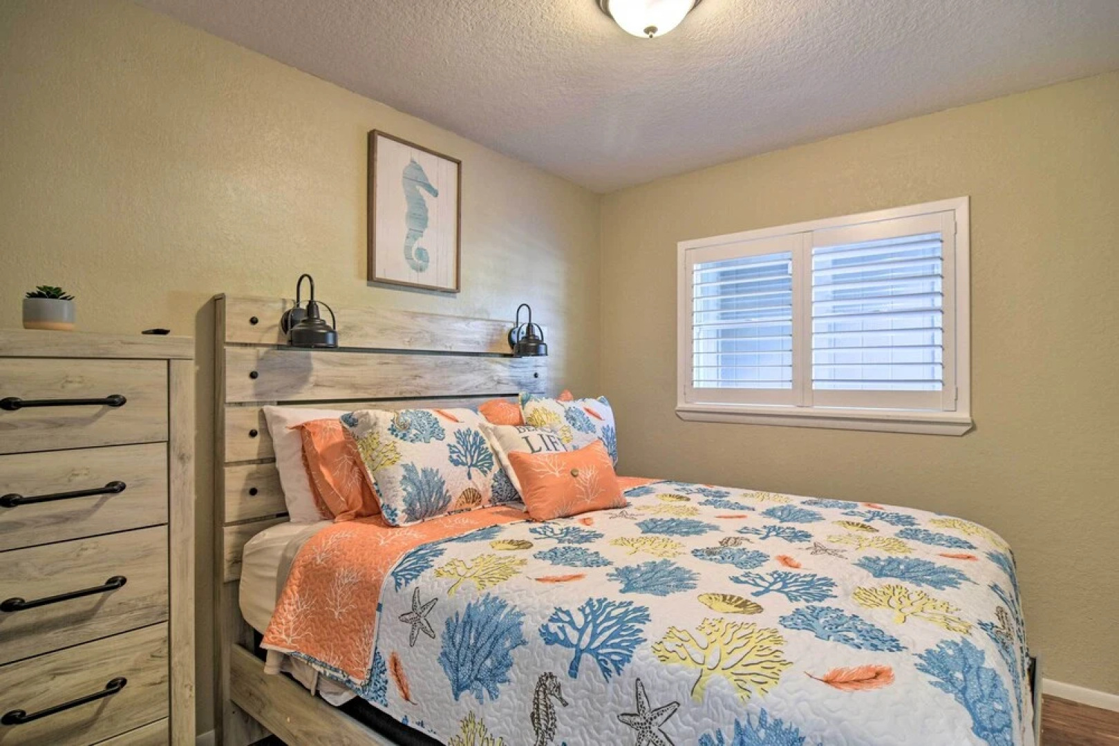 Beach-style Getaway w/ Lanai ~ 4 Mi to Beaches!