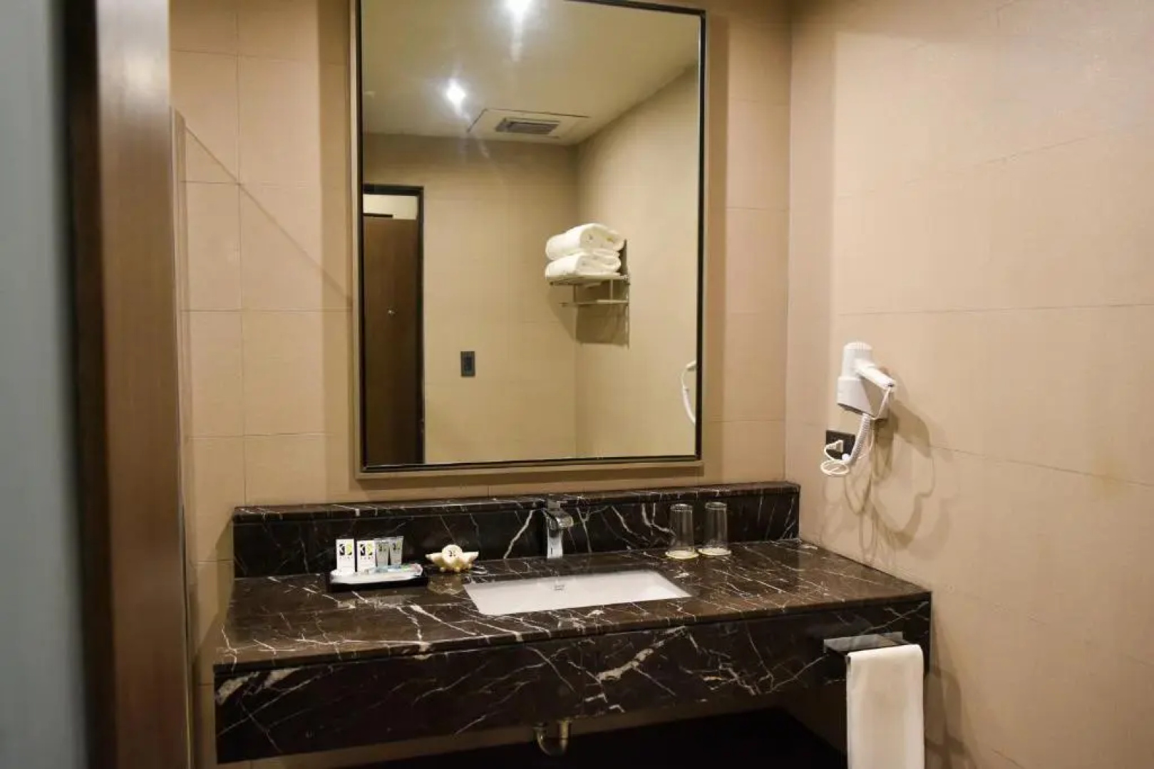 Zuri Hotel