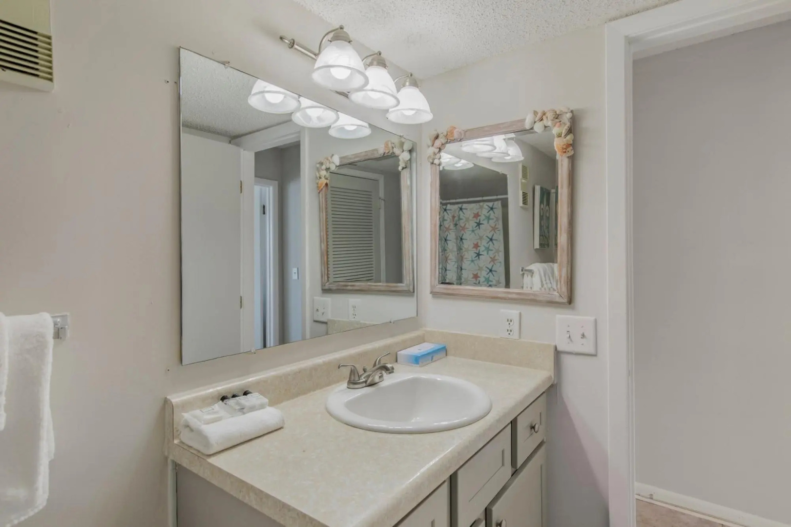 Amazing condo on the whites sands of Gulf Shores with outdoor pool