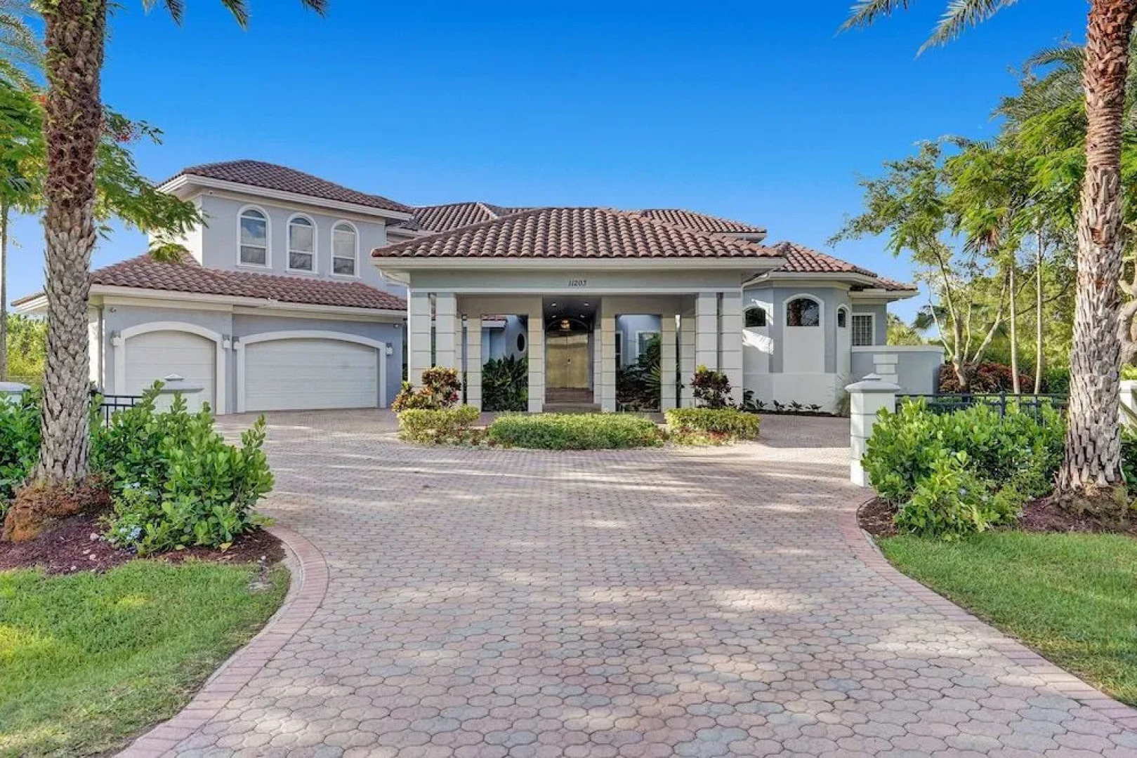 Lavish 8 Br Estate with Pool & Courts