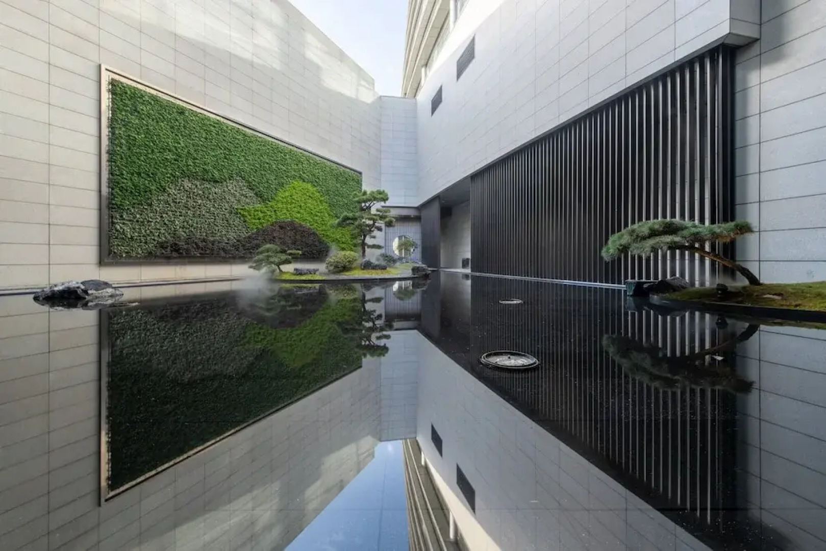 HUALUXE Nanjing Yangtze River by IHG