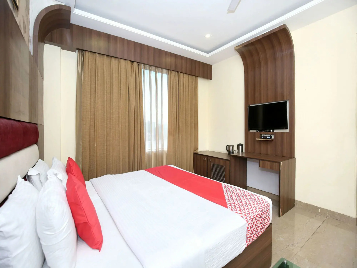 OYO 5710 The Majestic Crown Hotel