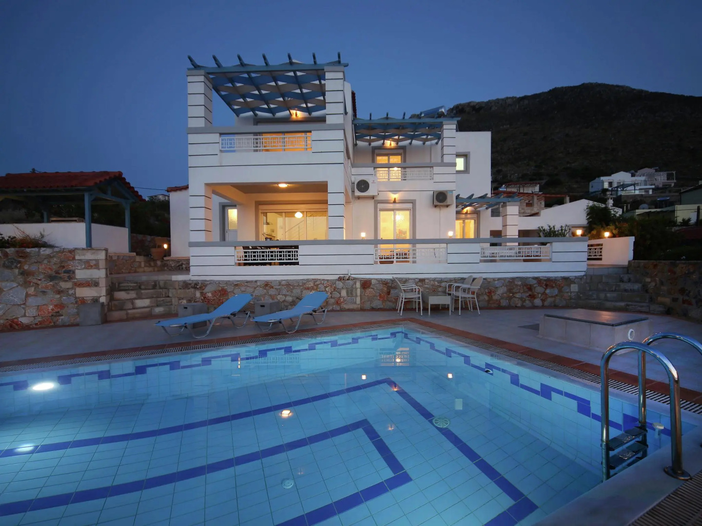 Fantastic luxe modern Villa, large garden, private pool, outdoor kitchen NW