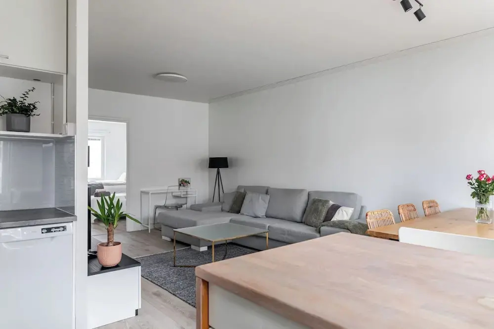 2BR Apt near Center with Free Parking