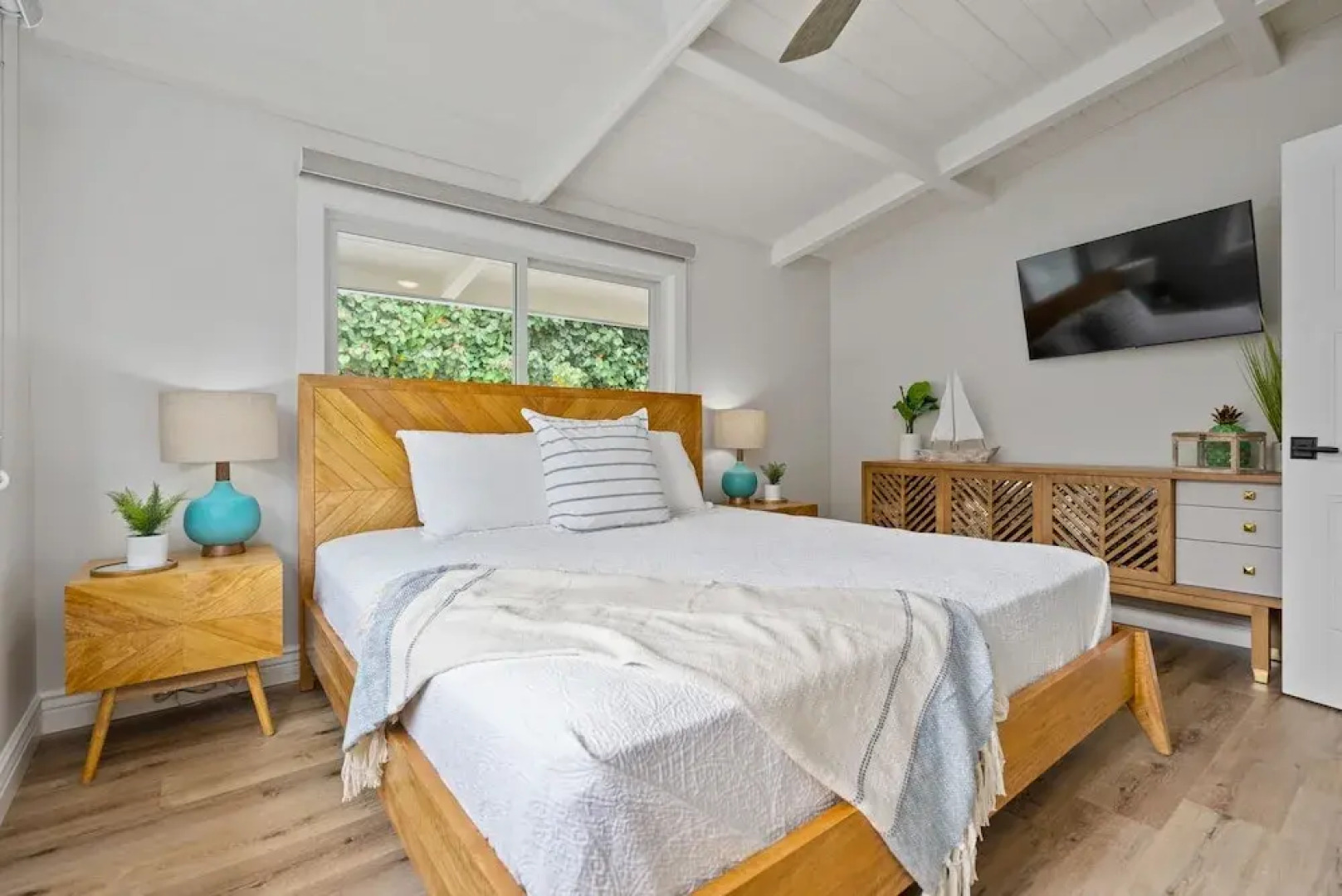 Hale Oahu Estate by Avantstay Kailua Beachfront Estate w/ Guest House