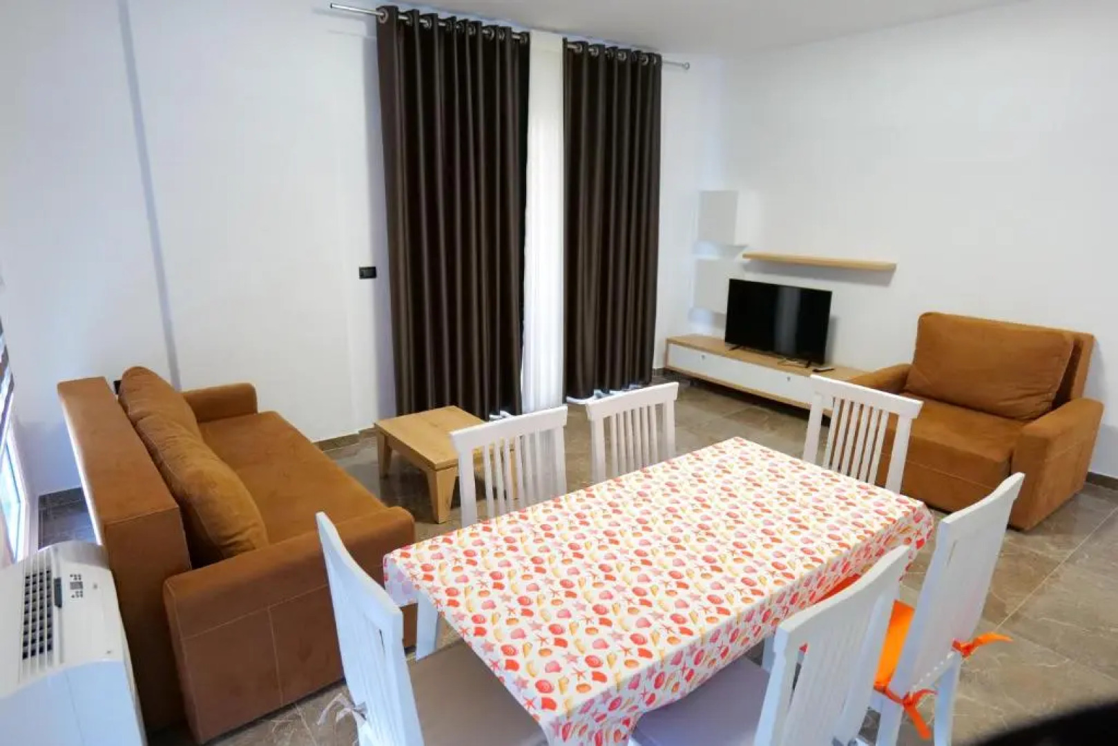 The Peak Hotel & Lounge