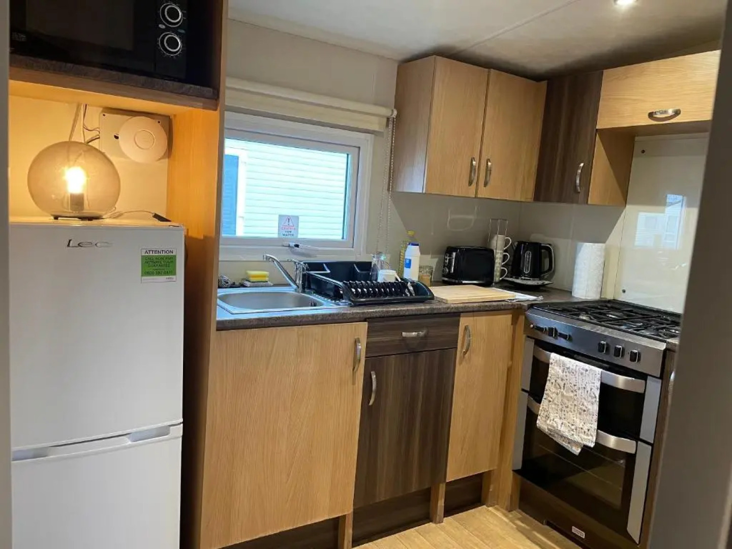 Caravan - Sleeps 10 - Pet Friendly - Parking