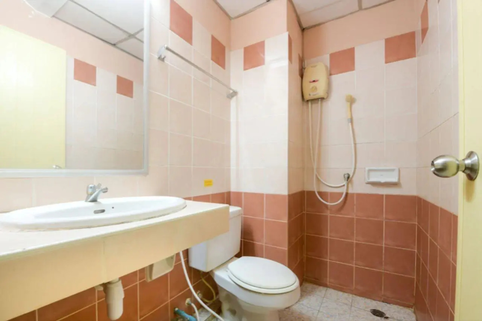 OYO 348 Saithong Place