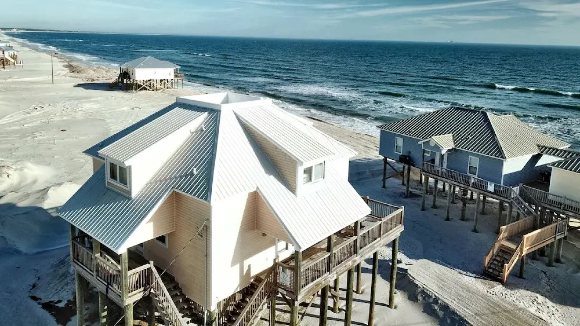 Kowabunga - You'll Love The Rooftop Deck And Private Heated Dipping Pool! Pet Friendly! 4 Bedroom Home by RedAwning