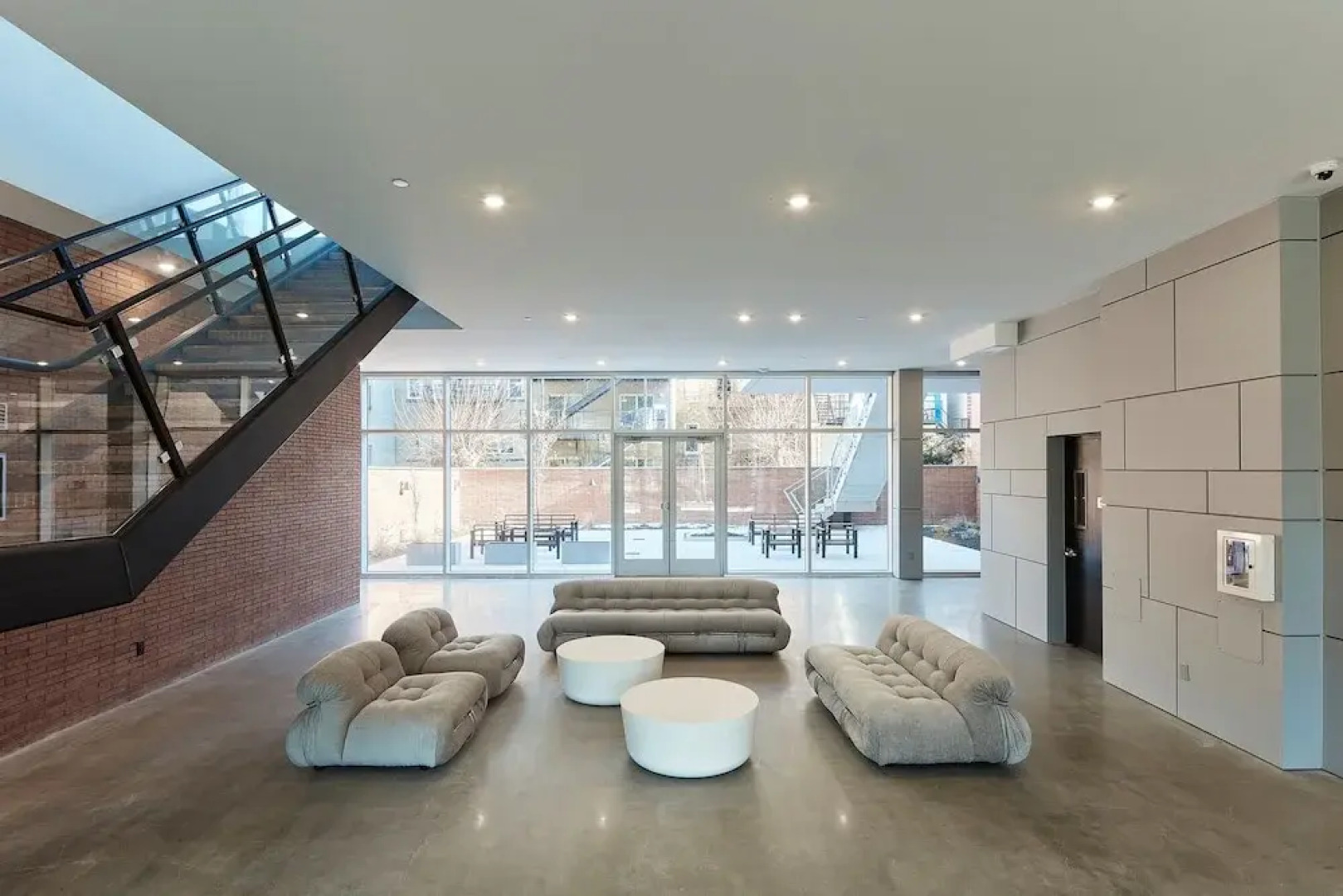 Stylish 2 BR w Roof Deck Access - Mins to NYC