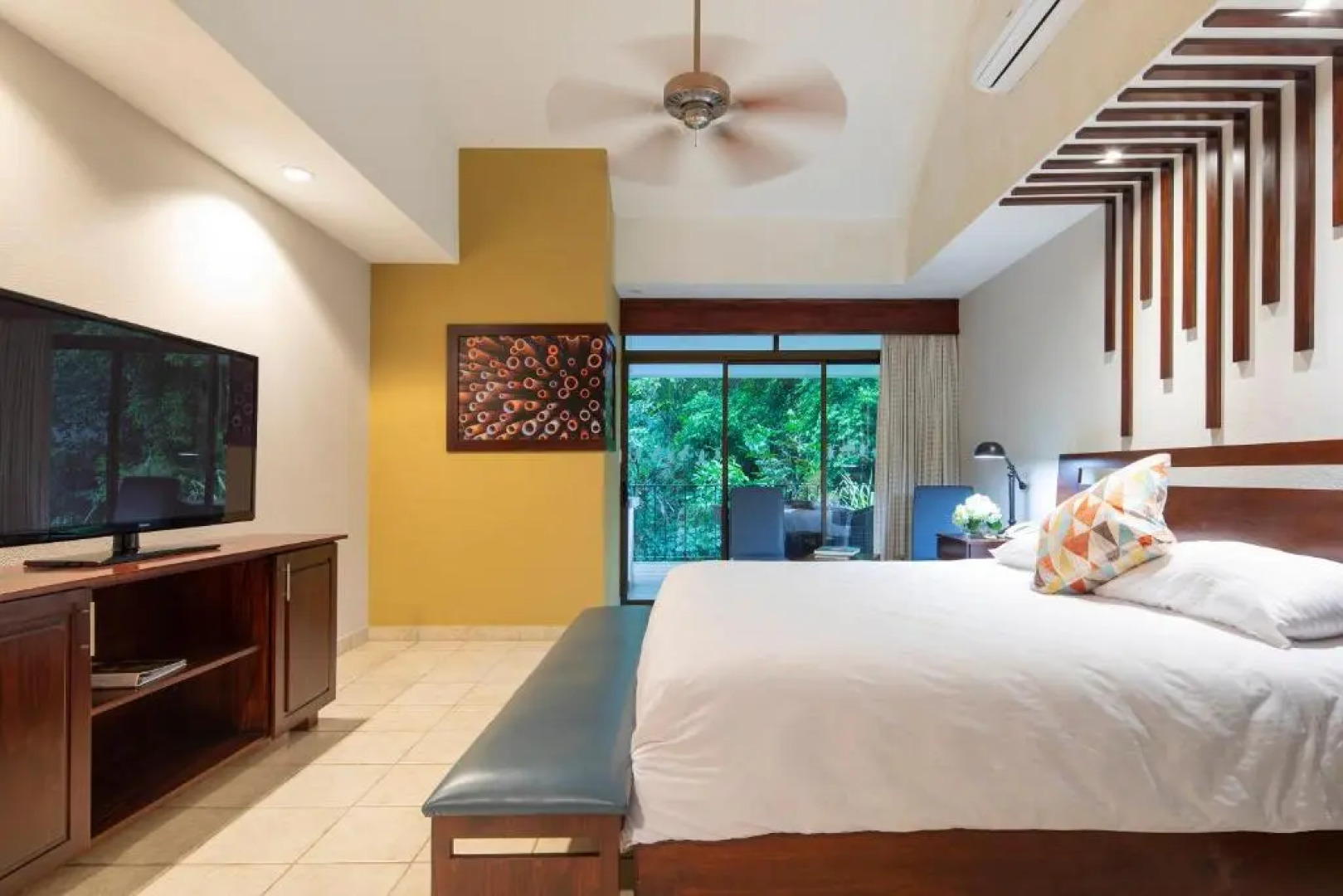 Pumilio Mountain & Ocean Hotel