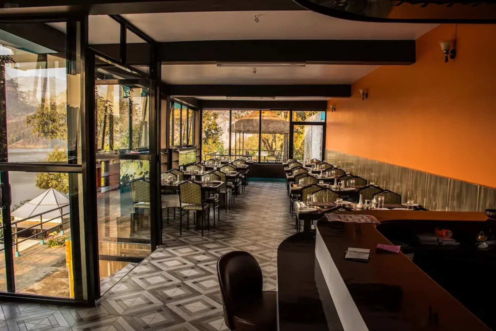 Hotel Seven Lake Paradise