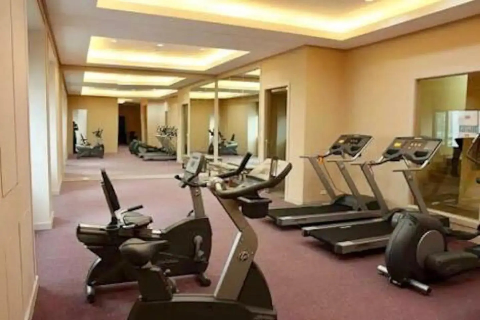 MANDALUYONG 2 Br w 2 Queen, 50HDtv across Shangrila Mall