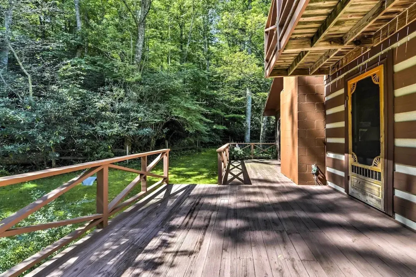 Black Mountain Cabin w/ Screened Porch + Views!