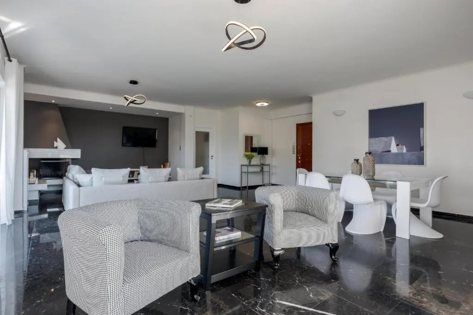 Elegant 3 Dbrm apt iin the Heart of Glyfada