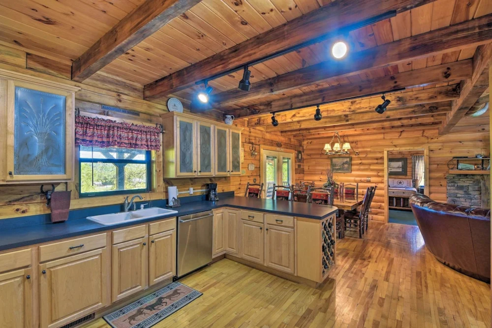 Cozy Trenton Cabin w/ Spa ~ 15 Mi to Lookout Mtn!