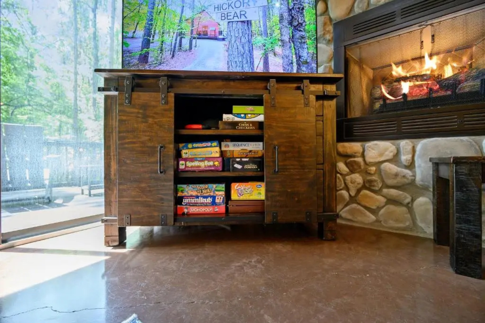 Hickory Bear - Secluded Cabin, Sleeps 10, New Hot Tub, Fire Pit, Arcade, Foosball Table & Deck Slide