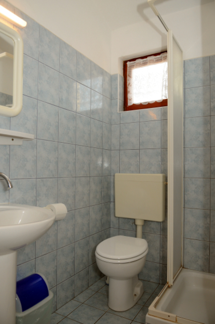 Studio apartment Port - great loaction and free parking: SA3 Murter, Island Murter