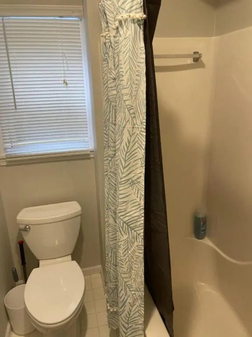 Lake Vacation Home 4 bedrooms 3 baths boat dock slip on the Lake