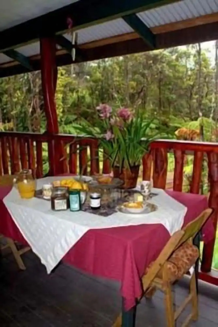 Aloha Crater Lodge and Lava Tube