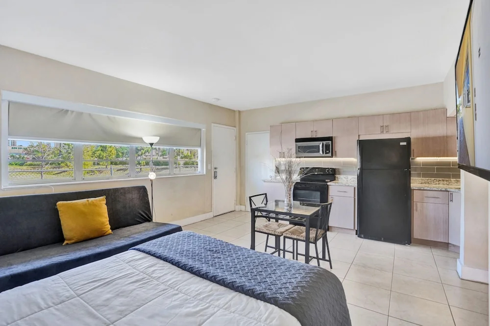 Gorgeous River-view Apartment Hallandale Beach :)