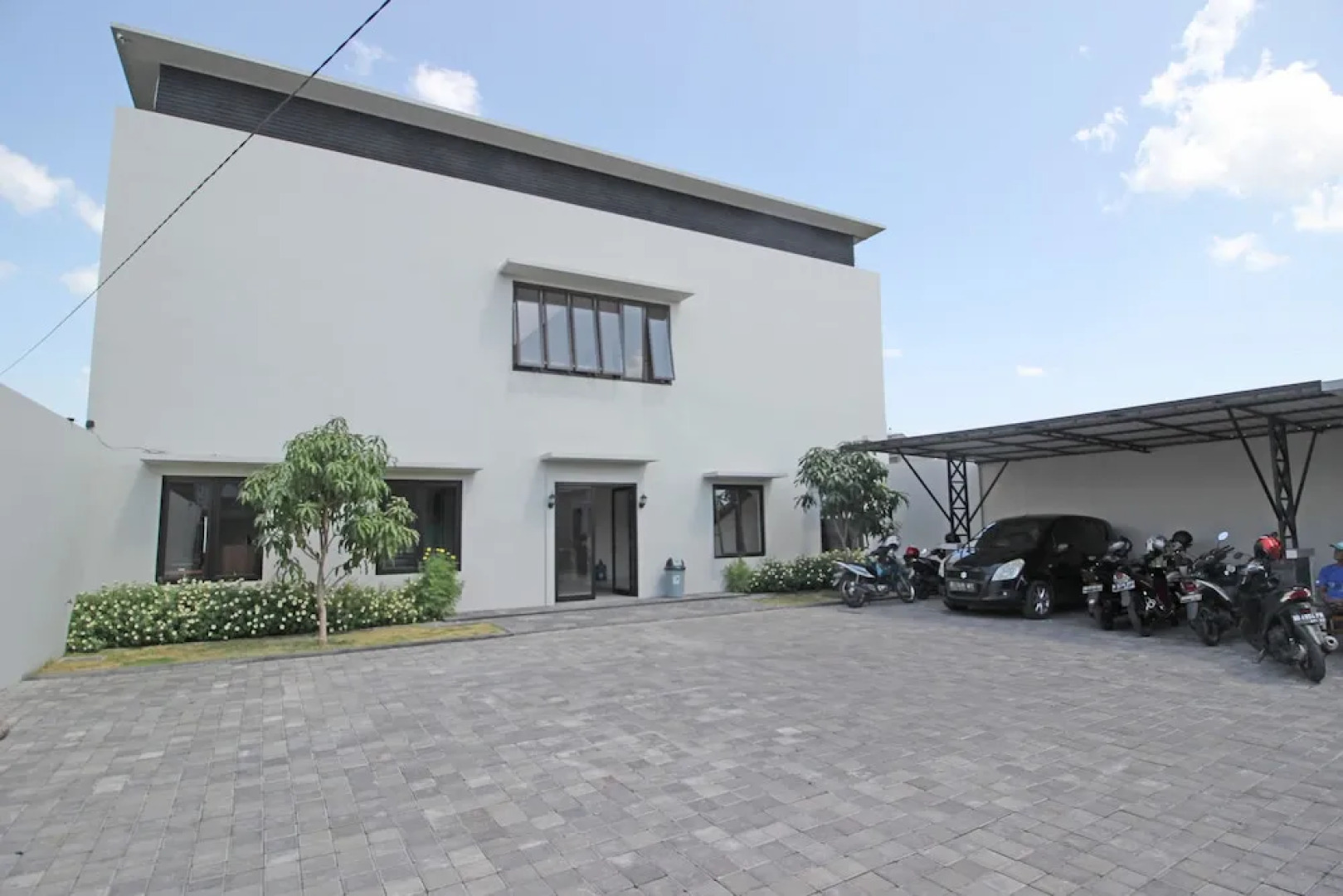 RedDoorz near De Tjolomadoe